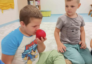 Szymon i jabłko