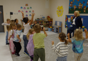 14 Dzieci ruchem okazują swą radość