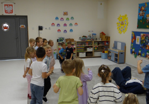 15 Dzieci uczą się okazywać swoje uczucia ruchem, całym ciałem