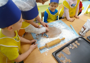10 Dzieci wykrawają foremkami pierniczki