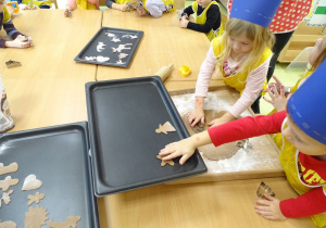 16 Dzieci układają pierniczki na blaszce