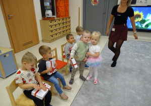 dziewczynki składają chłopcom życzenia