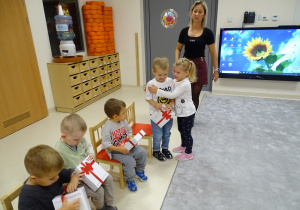 dziewczynki składają chłopcom życzenia