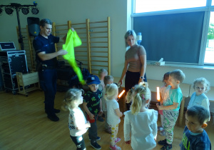Maluchy przymierzają kamizelkę policjanta