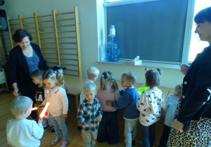 Grupa Żabki ogląda wyposażenie pracy policjanta