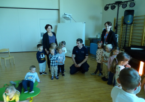 Grupa Żabki z Policjantem