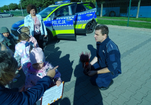 Dzieci z przedszkola dziękuja Policjantowi za spotkanie
