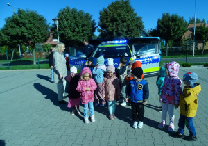 Zdjęcie przed samochodem policyjnym