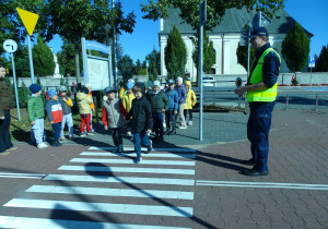 Dzieci przechodzą przez pasy