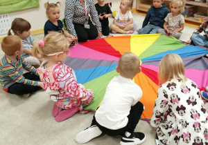 Rozpoznaję kolory- zabawa z chustą animacyjną