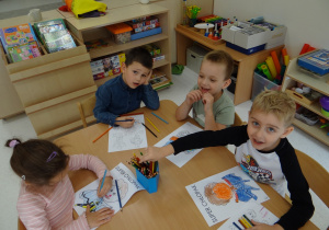 15 Dzieci kolorują obrazki