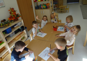 16 Dzieci kolorują obrazki