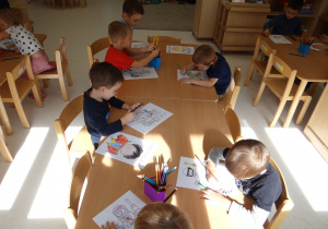 17 Dzieci kolorują obrazki