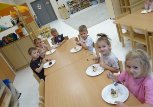 23 Dzieci degustują ciasto