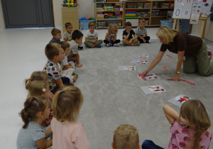 03 Dzieci patrzą na obrazki i słuchają polecenia