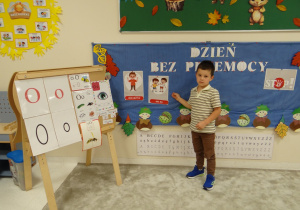 07 Chłopiec pokazuje obrazek