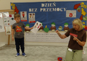 09 Pani słucha wypowiedzi dzieci dotyczących obrazka