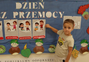 12 Chłopiec pokazuje obrazek