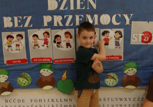 13 Chłopiec pokazuje obrazek o właściwym zachowaniu