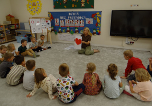 16 Dzieci patrzą i słuchają pani