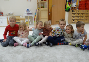 32 Dzieci okazują sobie pozytywne uczucia przez przutulenie
