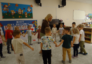 3534 Dzieci z panią podczas zabawy w kole Iskierka Przyjaźni Dzieci z panią podczas zabawy w kole Iskierka Przyjaźni