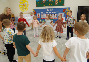 36 Dzieci z panią podczas zabawy w kole Iskierka Przyjaźni