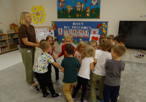 37 Dzieci z panią podczas zabawy w kole Iskierka Przyjaźni