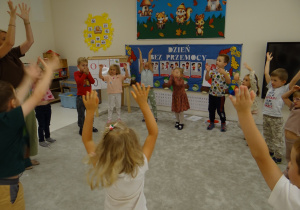 38 Dzieci z panią podczas zabawy w kole Iskierka Przyjaźni