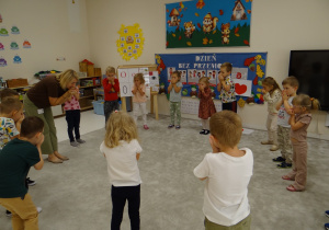 39 Dzieci z panią podczas zabawy w kole Iskierka Przyjaźni