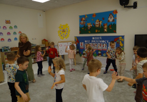 40 Dzieci przybijają sobie piątki
