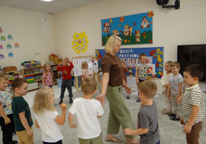 41 Dzieci przybijają z panią piątki