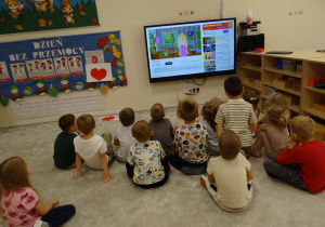 42 Dzieci oglądają film edukacyjny o tematyce przeciwprzemocowej Powiedz NIE