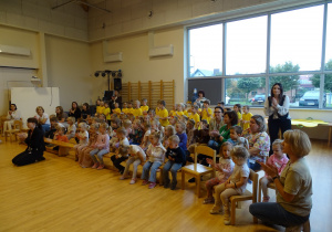 Widownia oklaskuje aktorów