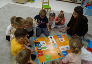 16 Dzieci z Panią podczas zabawy z robocikiem na planszy