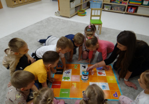 17 Dzieci z Panią podczas zabawy z robocikiem na planszy