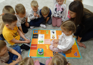 19 Dzieci z Panią podczas zabawy z robocikiem na planszy