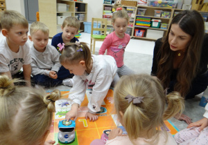 20 Dzieci z Panią podczas zabawy z robocikiem na planszy