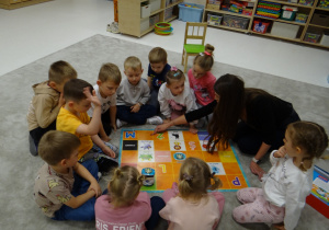 21 Dzieci z Panią podczas zabawy z robocikiem na planszy