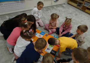 22 Dzieci z Panią podczas zabawy z robocikiem na planszy