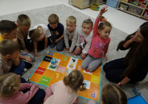 24 Dzieci z Panią podczas zabawy z robocikiem na planszy