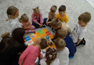 25 Dzieci z Panią podczas zabawy z robocikiem na planszy