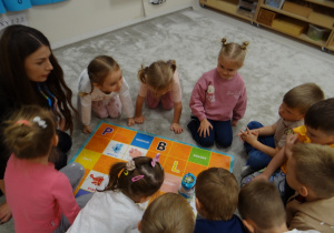 26 Dzieci z Panią podczas zabawy z robocikiem na planszy