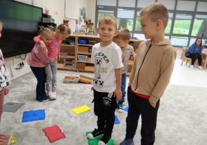 32 Dzieci z Panią podczas zabawy Lawa