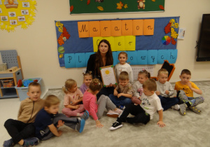 44 Pani z dziećmi na wspólnym zdjęciu