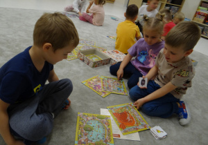 53 Dzieci grają w grę planszową Oliwierka