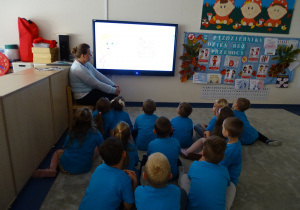 Dzieci oglądają film edukacyjny