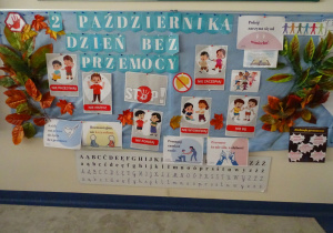 Tablica z gazetką na temat dnia bez przemocy
