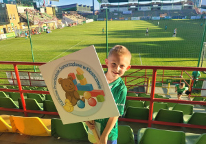 Kuba na stadionie z logo przedszkola podczas meczu
