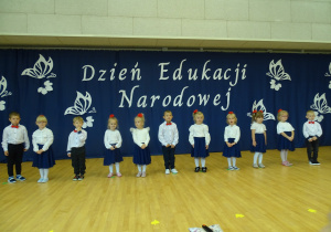 Dzieci śpiewają piosenkę "14 Października"